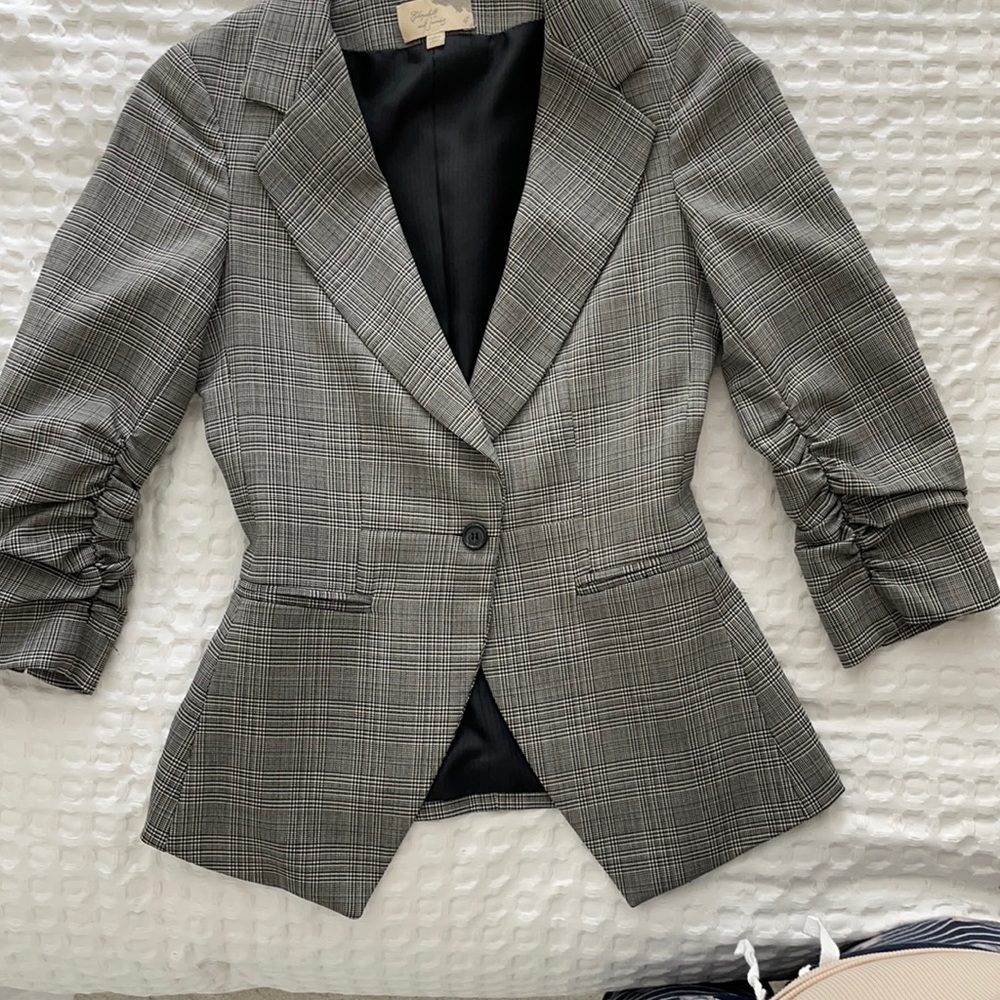 * SOLD* ELIZABETH & JAMES edgy Blazer 4  - Super Flattering cut